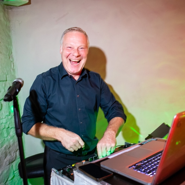 Hochzeits-DJ Jan Eckhardt bei der Arbeit